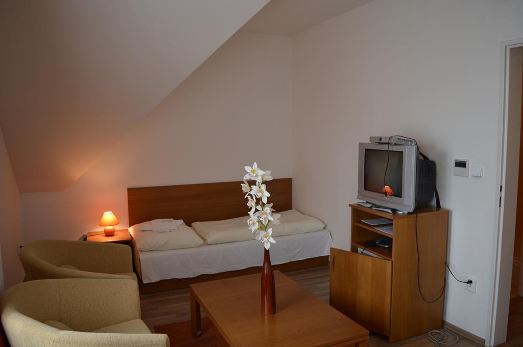 Hotel Akademik Bratislava Rum bild
